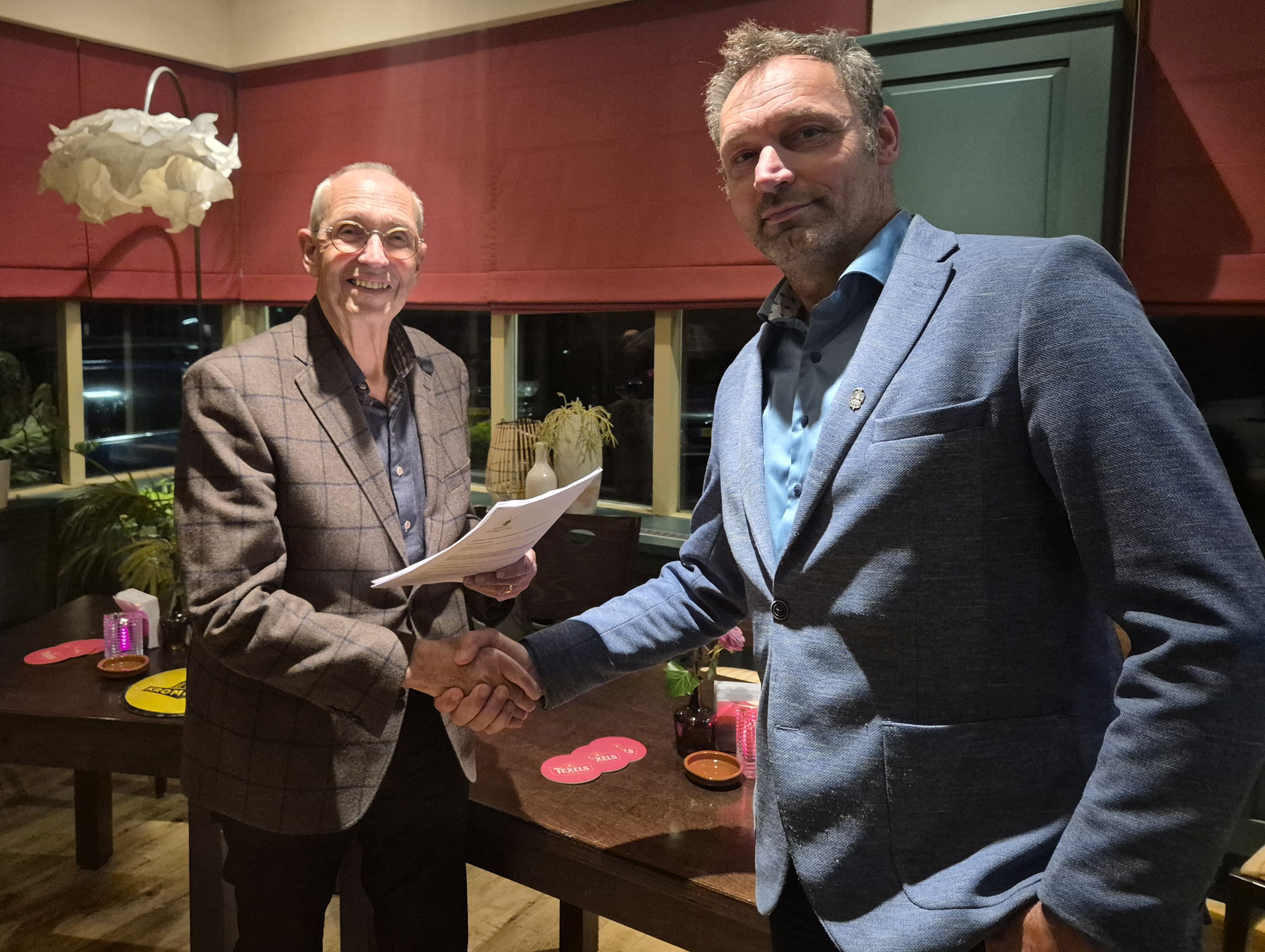 Voorzitter Wassenaar en hoogheemraad Straathof bekrachtigen de nieuwe samenwerking met een handdruk