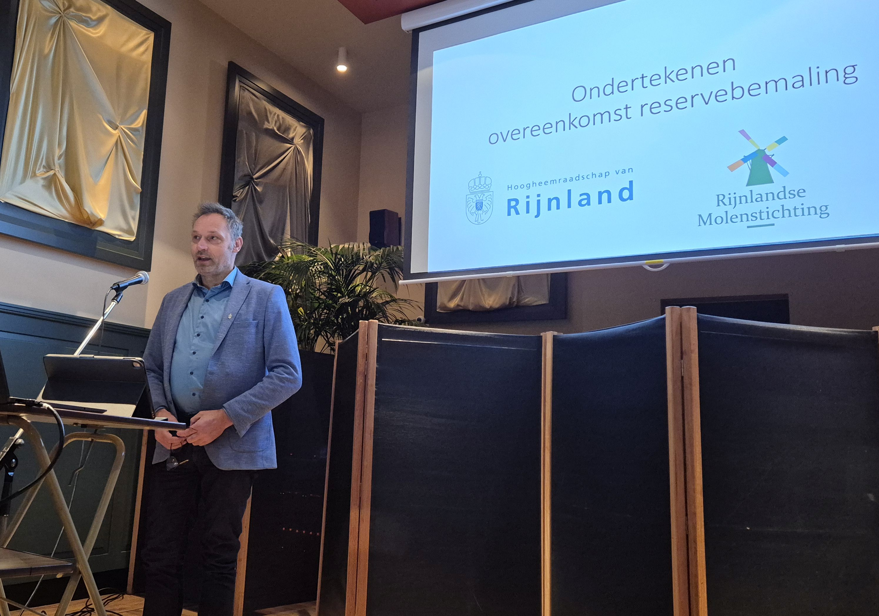Hoogheemraad Aad Straathof licht het werk van het Hoogheemraadschap toe